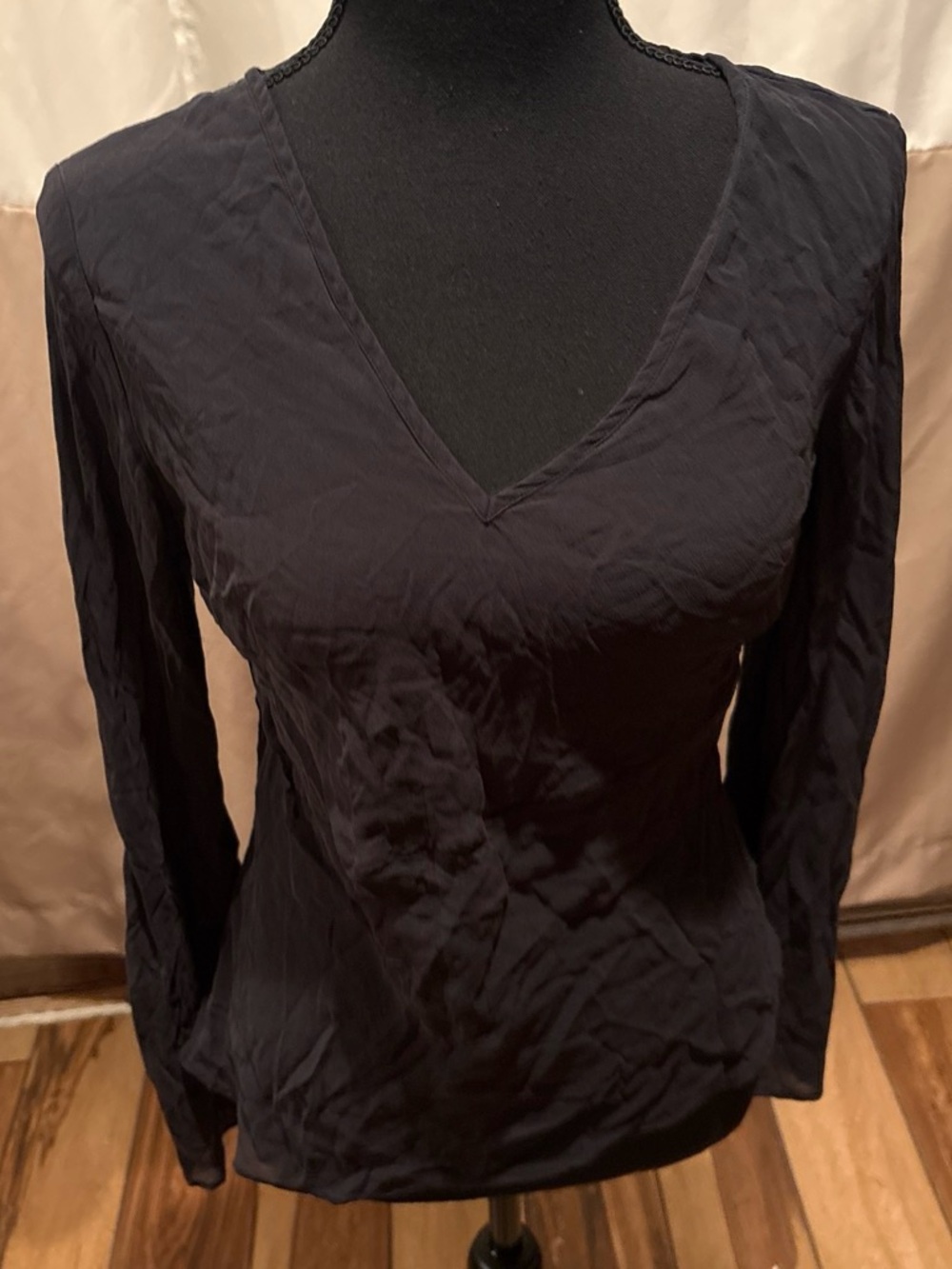 Women's Long Sleeve V-Neck Top in Black